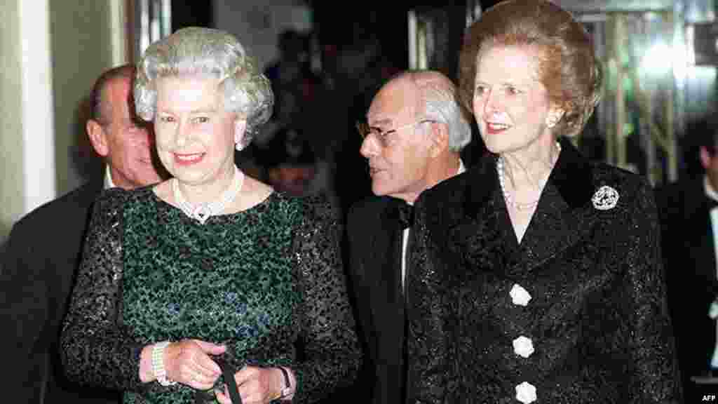 The queen (left) and former British Prime Minister Margaret Thatcher arrive for a dinner to celebrate the latter&#39;s 70th birthday in London in 1995.