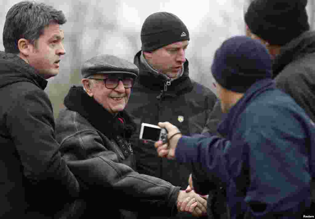 Meron u razgovoru sa forenzičarima, Tomašica, 25. novembar 2013. Foto: REUTERS / Dado Ruvić