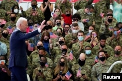 Joe Biden, adresându-se militarilor americani de la baza RAF Mildenhall