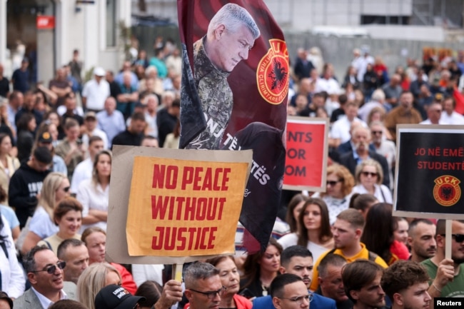 "Nuk ka paqe pa drejtësi" - protestë në Prishtinë kundër aktgjykimit të 16 shtatorit.