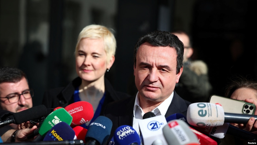 Potrivit presei din Kosovo, partidul actualului premier, Vetvendosje, este favorit la alegerile de duminică.