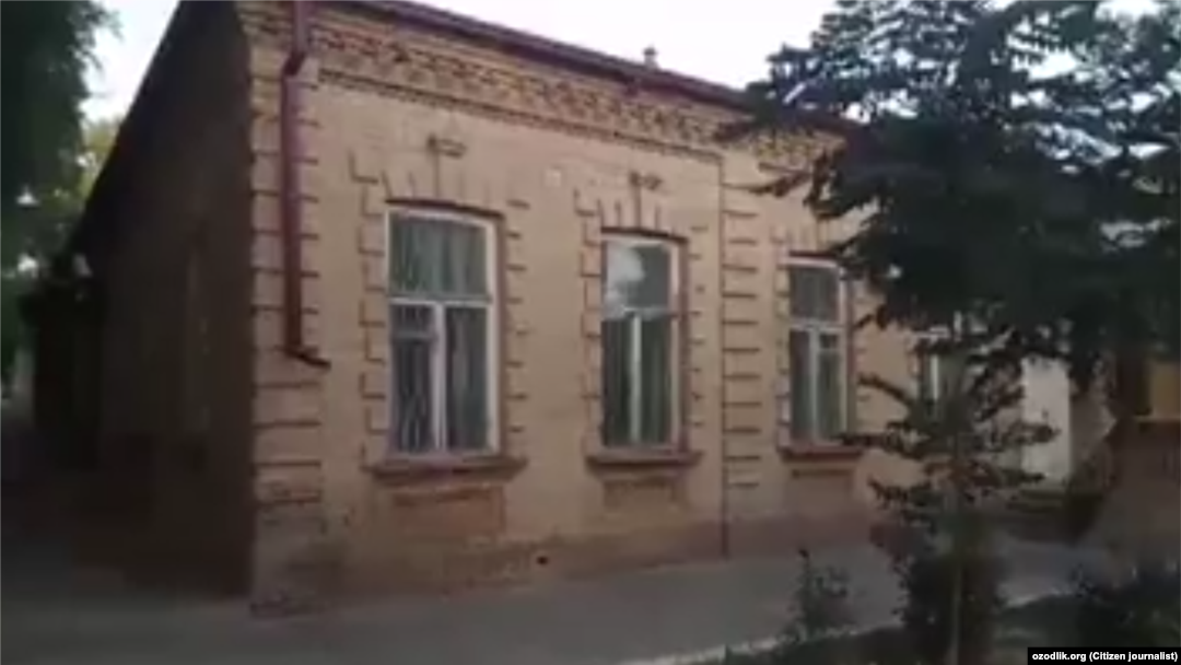 18 июнь куни олинган бу суратда Самарқанд марказидаги Пушкин кўчасининг чор замонида қурилган 3-уйи акс этган. Бунга яқин Европа услубида қурилган 19-уй эса¸ бутунлай бузиб ташланган.