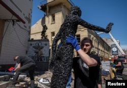 Salvatorii scot din muzeu exponatele deteriorate Muzeul „Cernobîl”, 24 mai