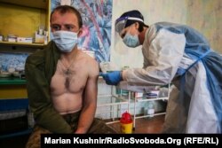 Військові на передовій одними з перших отримали першу дозу вакцини. На фото: солдат отримує першу дозу вакцини від COVID-19 в Авдіївці, неподалік від окупованого Донецька