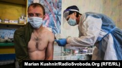 Військовий ЗСУ отримує вакцину від COVID-19 в Авдіїївці Донецької області, 9 березня 2021 року