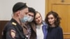 Natasha Tyshkevich (treća sa leva na desno) i njene kolege iz studentskog časopisa "Doxa", koji su 2021. osuđeni zbog videa u kojem su branili slobodu okupljanja mladih Rusa.