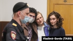 Natasha Tyshkevich (u sredini) i njene kolege iz studentskog časopisa "Doxa", koji su 2021. osuđeni zbog videa u kojem su branili slobodu okupljanja mladih Rusa.