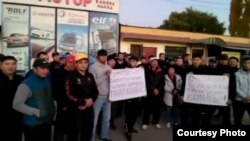 Таласта жол кырсыгынан каза болгон Аскат Асыкуловдун үй-бүлөсүнүн тарапташтары. 2020-жылдын 22-октябры.