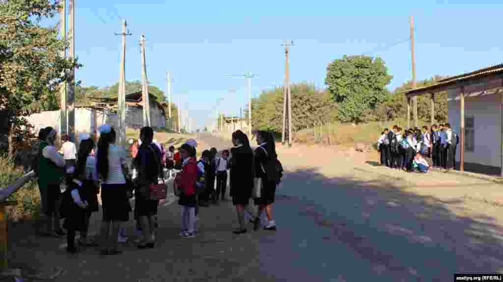 Учащиеся из Шукырсая обучаются в школе № 114 имени Бекманова, которая расположена в соседнем селе Аккорган.&nbsp; На фото: школьники ждут автобус, на котором они доберутся в школу в Аккоргане.