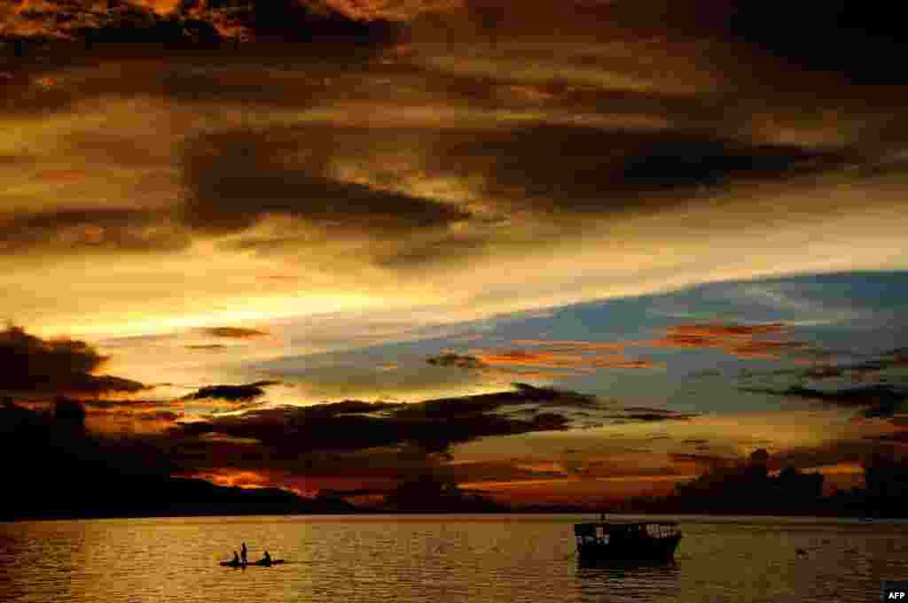 Fishermen paddle a traditional boat during sunset at Waiara Beach on Flores Island in East Nusa Tenggara, Indonesia. The Indonesian government has set the ambitious target of welcoming a total of 9 million foreign tourists in 2013, increasing to 10 million by 2014. (AFP/Sonny Tumbelaka)