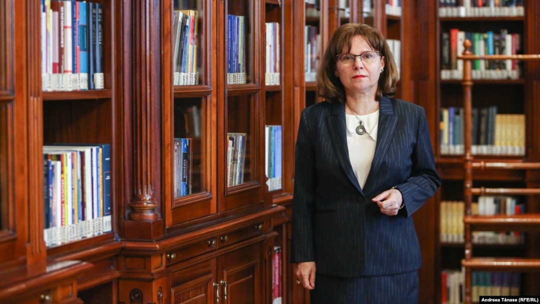 Istoricul Nadia Manea în biblioteca Băncii Naționale a României. 