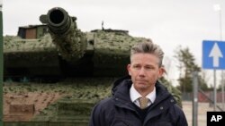 Ministri suedez i Mbrojtjes, Pal Jonson, duke folur para gazetarëve. Fotografi nga arkivi.