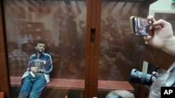 Dalerjon Mirzoev, unul dintre suspecții din atacul armat de sala de concerte Crocus, stă într-o cușcă de sticlă într-un tribunal din Moscova, pe 24 martie.