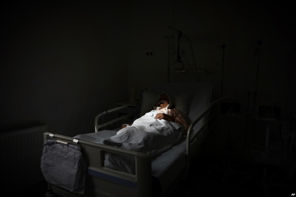 Një paciente me COVID-19 në repartin e kujdesit intensiv në një spital në Sarajevë të Bosnjë e Hercegovinës.
