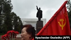 ԽՍՀՄ դրոշը կնոջ ձեռքում, արխիվ