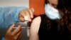 Një grua duke u vaksinuar kundër koronavirusit në Francë.
