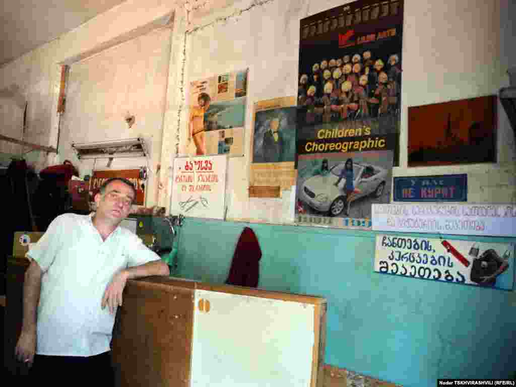 მესაათეები, მკერავები, მეწაღეები, გასაღების ხელოსნები - ისინი თბილისის ყველა უბანში არიან და ყველამ იცის მათი პატარა, უმეტესად, სარდაფებსა და ჩიხებში ”დამალული” ოთახების მისამართები...