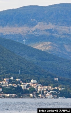 Krst Srpske pravoslavne crkve postavljen iznad naselja Bijela u Opštini herceg Novi