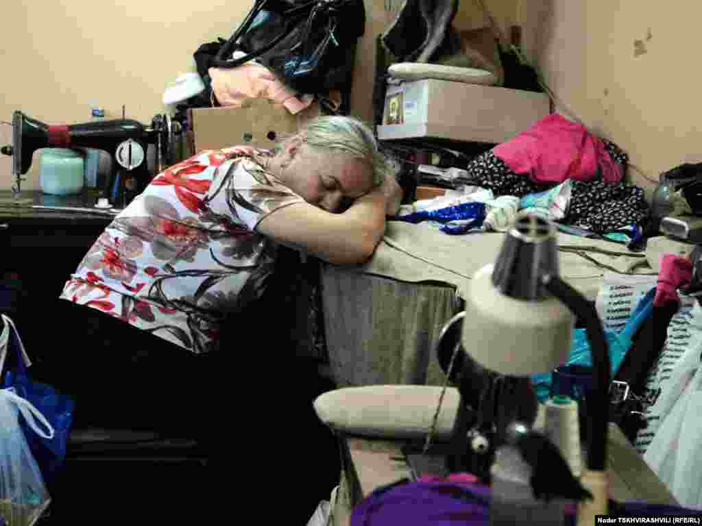 მესაათეები, მკერავები, მეწაღეები, გასაღების ხელოსნები - ისინი თბილისის ყველა უბანში არიან და ყველამ იცის მათი პატარა, უმეტესად, სარდაფებსა და ჩიხებში ”დამალული” ოთახების მისამართები...