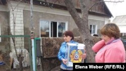 Члены избирательной комиссии с урной для голосования идут к избирателям. Село Чкалово Карагандинской области. 26 апреля 2015 года.