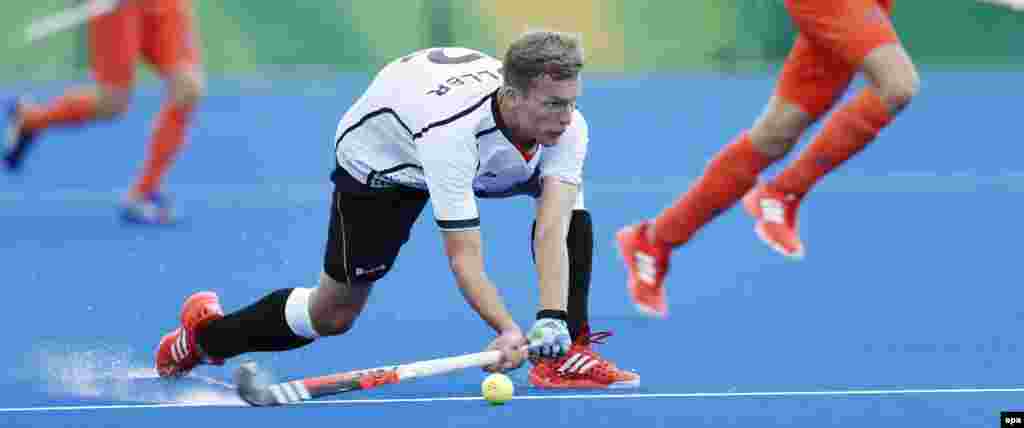 Germany&#39;s Matthias Muller plays against the Netherlands during their men&#39;s field hockey match.