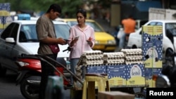 An Iranian woman buys eggs in Tehran. (file photo)