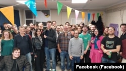 Középen Horváth Alexander és Pikó András a választás éjszakáján, 2025. november 10-én (Forrás: Pikó András polgármester Facebook-oldala)