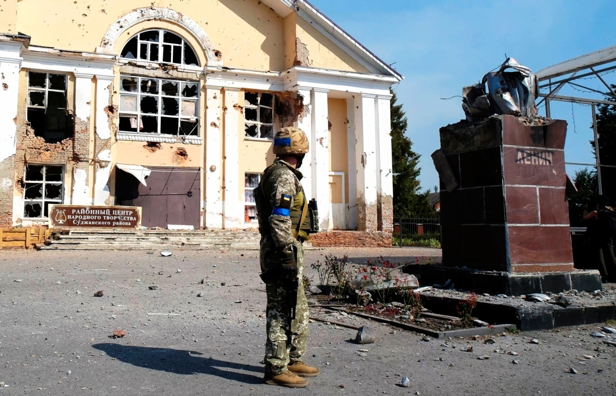 Український військовий біля зруйнованого пам’ятника Володимиру Леніну на центральній площі в місті Суджі Курської області, Росія, 21 серпня 2024 року