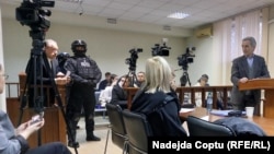 Iurie Leancă (dreapta), audiat ca martor în dosarul lui Vladimir Plahotniuc (stânga), răspunde la întrebările adresate de acesta, la Judecătoria Buiucani, 5 ianuarie 2026