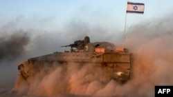 Një autoblindë e ushtrisë izraelite në zonën në kufi me Rripin e Gazës. 9 qershor 2024. 