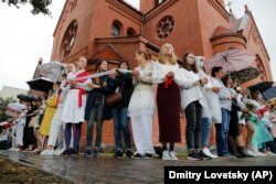 Протесты в Беларуси: живая цепь вокруг «Красного костела» в центре Минска 27 августа.