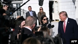 Президент США Дональд Трамп спілкується з представниками преси біля Білого дому, 19 жовтня 2026 року