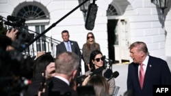 Президент США Дональд Трамп спілкується з представниками преси біля Білого дому, 19 жовтня 2026 року