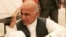 شرف غنی در حال سخنرانی به هوادارانش در کابل