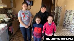 Petronela Mazgă și trei dintre copiii săi