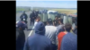 Chegaradagi o‘zbekistonlik migrantlar Rosgvardiya chizig‘ini yorib o‘tishga urindi (VIDEO)