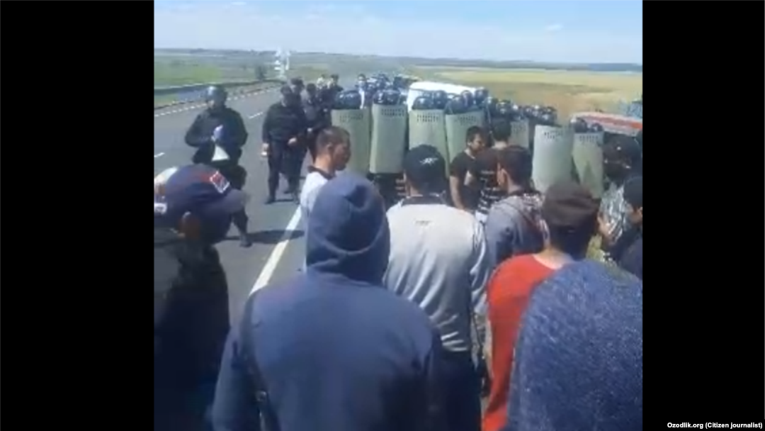 Оренбург областининг Қозоғистон билан чегараолди ҳудудидаги Бузулук районида 1 июль куни йўлни тўсишга уринган муҳожирларни полиция тўхтатмоқда, сурат воқеа жойидан муҳожирлар юборган видеодан олинди .