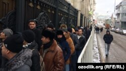 Узбекские мигранты у посольства своей страны в Москве.