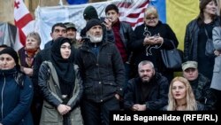 Акция протеста отцов у парламента в центре Тбилиси