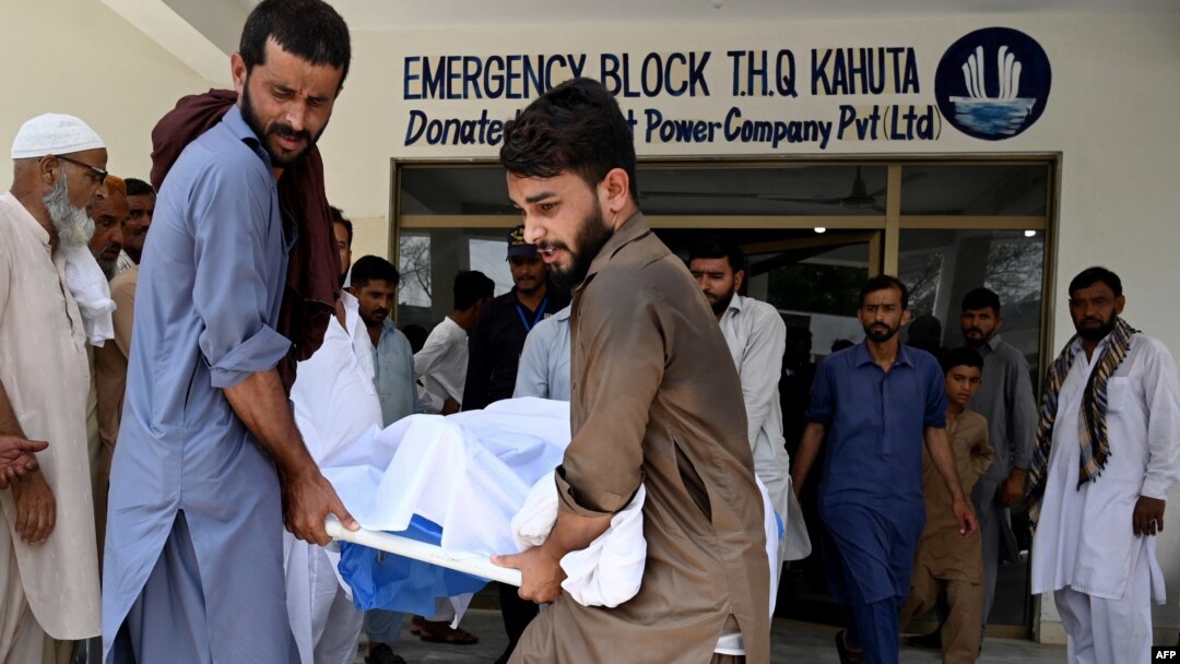 People move the body of a bus accident victim from a hospital in Kahuta, Punjab Province on August 25.