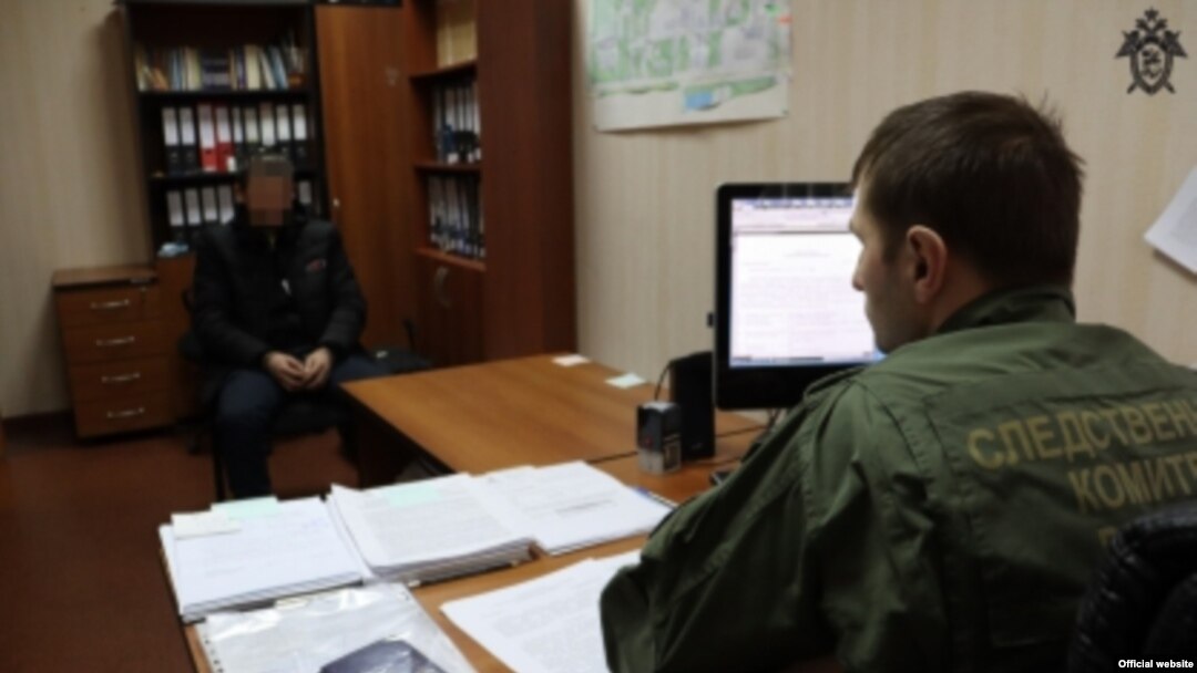 Қотилликда гумон қилинаётган шахс сўроқ қилинаётган пайт. Фотосурат Россия Тергов қўмитасининг Нижегород вилояти бўйича бошқармаси расмий сайтидан олинди.