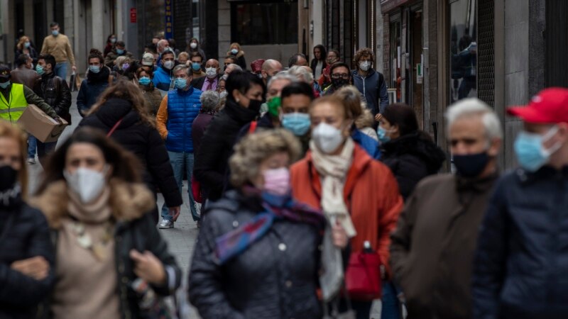Mbi tre milionë njerëz të infektuar me koronavirus në Spanjë