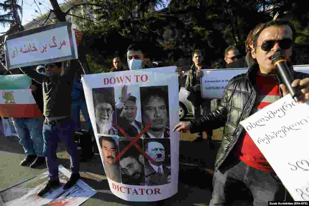 Участники акции перед посольством Ирана в Грузии пришли с плакатами: &laquo;Долой диктатуру!&raquo;, &laquo;Смерть Хаменеи!&raquo;. Тбилиси, 4 января 2018 года