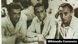 Orxan Vəli ortada, Səbahəddin Eyyuboğlu solda, Sait Faiq sağda