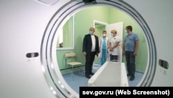Російський очільник Севастополя Михайло Развожаєв під час встановлення комп’ютерного томографа американської корпорації General Electric у севастопольській інфекційній лікарні, серпень 2020 року