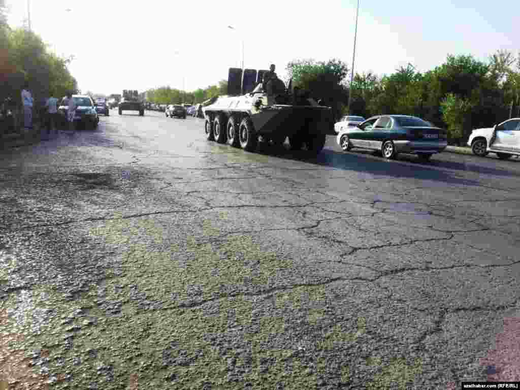 Aşgabadyň köçelerinden geçip barýan agyr harby ulaglary