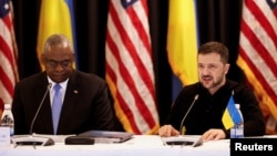 Secretarul american al apărării Lloyd Austin și președintele ucrainean Volodimir Zelenski, la o întâlnire a Grupului de contact pentru apărare al Ucrainei, reunit la baza aeriană Ramstein din Germania, pe 6 septembrie.