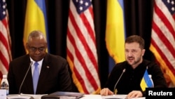 Sekretari amerikan i Mbrojtjes, Lloyd Austin, dhe presidenti ukrainas, Volodymyr Zelenskiy, marrin pjesë në takimin e Grupit të Kontaktit për Mbrojtjen e Ukrainës në bazën ajrore Ramstein në Gjermani, 6 shtator 2024.
