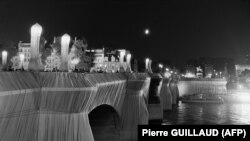 22 septembrie 1985, Paris - Pont Neuf împachetat de Christo. 