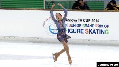 Жігітті ұрып-соғып, орыс жезөкшелерінің есектерін жалауға мәжбүрледі (порно онлайн)